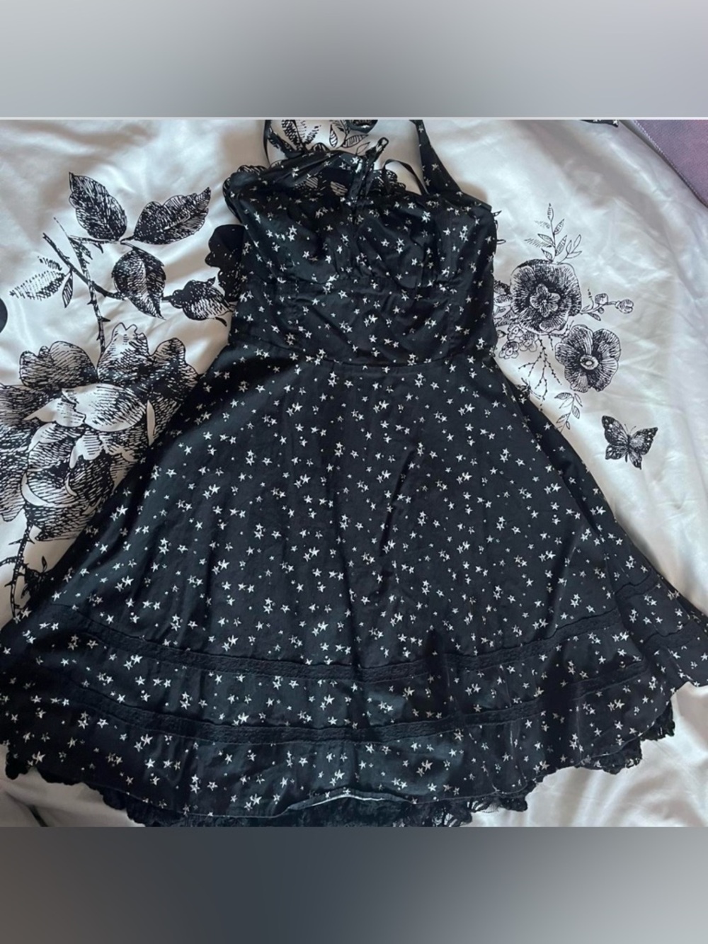 Hot Topic midi dress covered in an all-over star print - Picture 2 of 8
